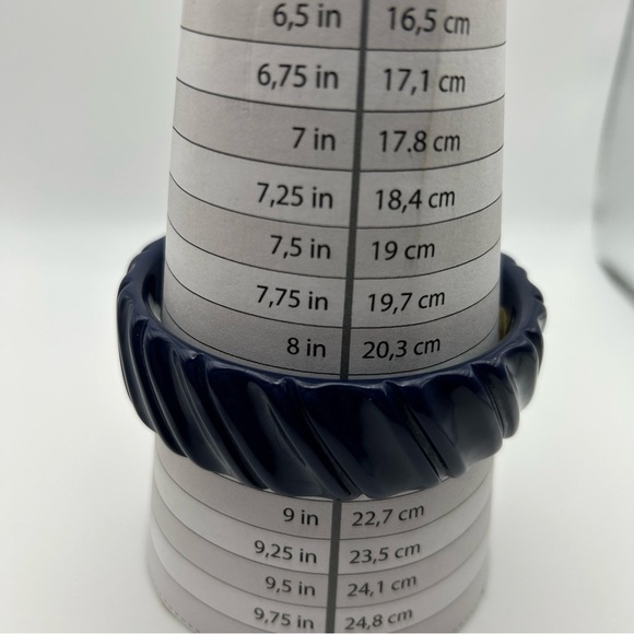 Set of 2 Vintage Genuine Lucite Wide Wavy Textured White and Navy Blue Bangles - Picture 7 of 7